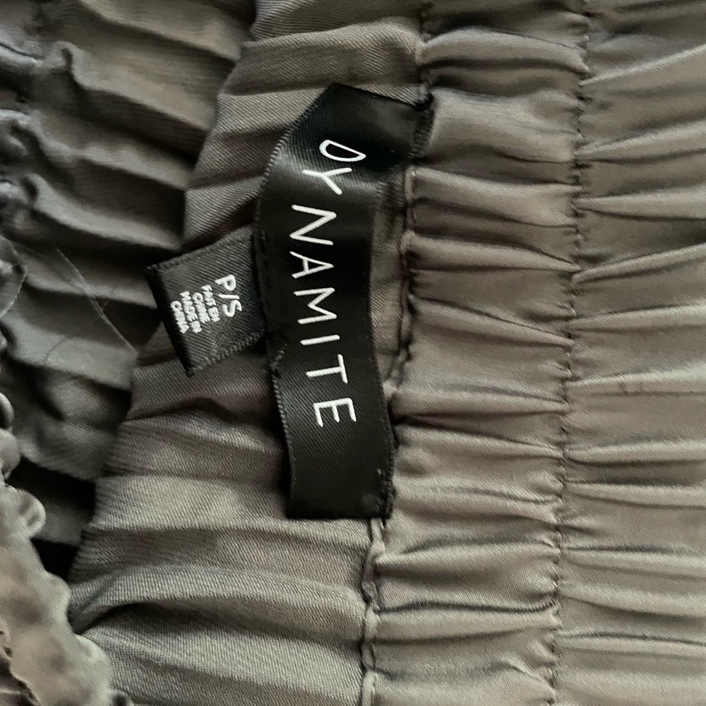 Super cute Dynamite pleated sliver skirt. NWT - Picture 2 of 3